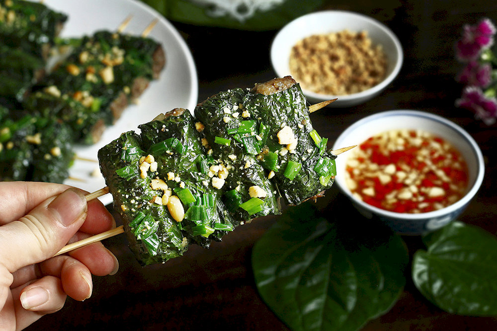 It is a popular dish in the northern and central regions, especially in Hanoi and Hue 